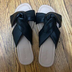 Old Navy Soft Twist Sandal in Black - Size 7